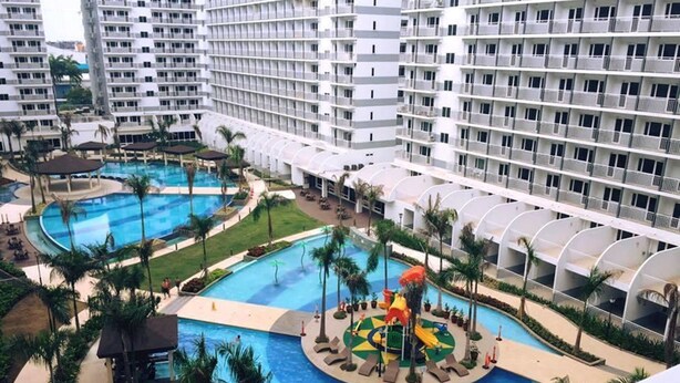 Hotellissa on useita uima-altaita, joista yksi on keskeisellä paikalla sijaitseva pyöreä allas, jossa on vesiliukumäki. Altaan ympärillä on oleskelualueita ja palmuja.