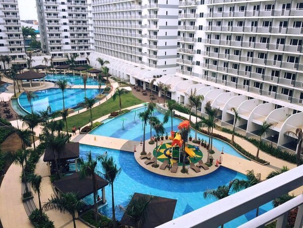 4 outdoor pools - CondoDeal at Shell Residences Moa Pasay (Pasay)
