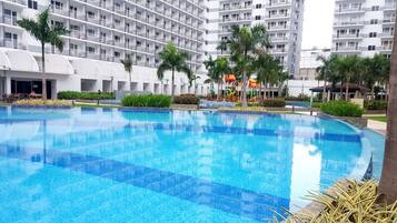 4 outdoor pools