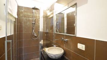 Suite (Giardino) | Salle de bain | Douche, articles de toilette gratuits, sĂšche-cheveux, bidet