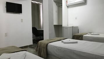 Quarto triplo | Frigobar, cortinas blackout, ferros/tábuas de passar roupa