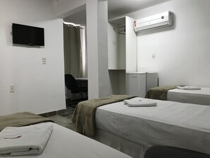 Triple Room | Minibar, blackout curtains, iron/ironing board, free WiFi - Hotel Velho Monge (Teresina)