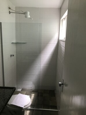 Bathroom shower - Hotel Velho Monge (Teresina)