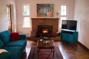 Traditional House, 2 Bedrooms, Accessible, Garden View | Living area | Flat-screen TV, fireplace, DVD player