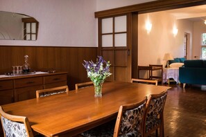 Traditional House, 2 Bedrooms, Accessible, Garden View | In-room dining