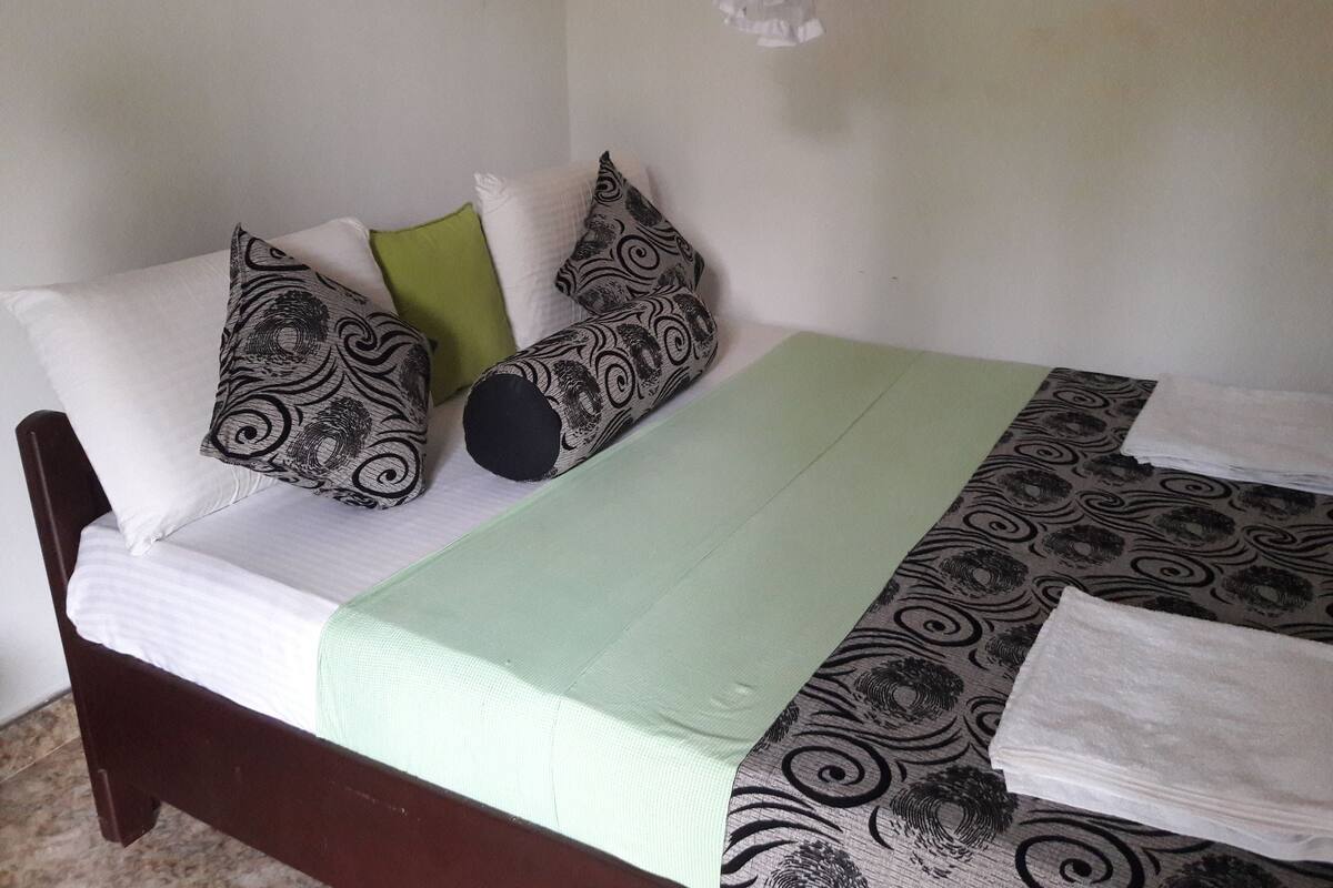 1 bedroom, premium bedding, iron/ironing board, free WiFi