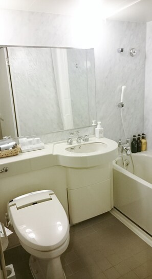 Twin Room, Non Smoking | Bathroom