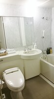 Habitación con 2 camas individuales, no fumadores | Baño | Ducha y bañera combinadas y bañera profunda