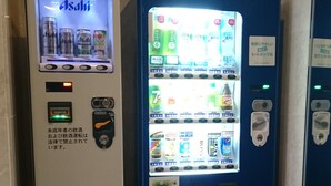 Two vending machines, one with a beverage selection and the other with a beverage and a beverage dispenser. - Hotel Ascent Plaza Hamamatsu (Hamamatsu)