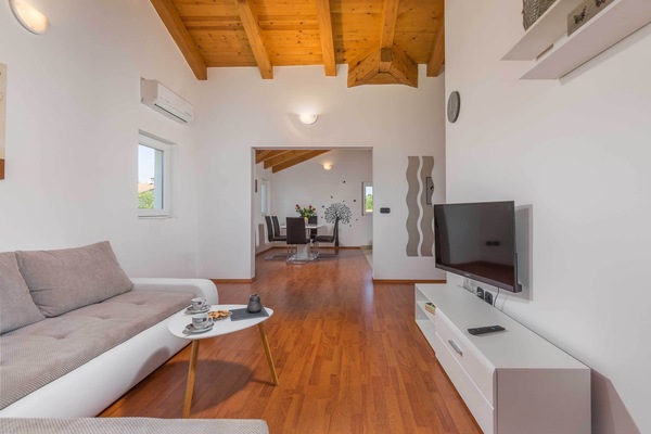 Notice the meticulous decoration in this immaculately clean apartment.