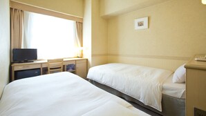 A hotel room with two beds, a desk with a television, and a small cabinet. - Hotel South Garden Hamamatsu (Hamamatsu)