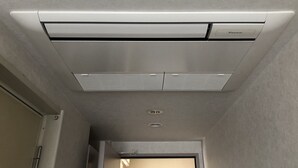 A ceiling-mounted air conditioning unit with a control panel and a vent. - Hotel South Garden Hamamatsu (Hamamatsu)