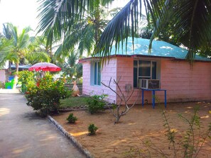 Luxury Cottage, 1 King Bed, Private Bathroom, Lake View | Property grounds