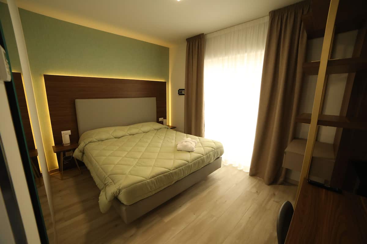 Cubrecamas, minibar, caja de seguridad en la habitación y escritorio