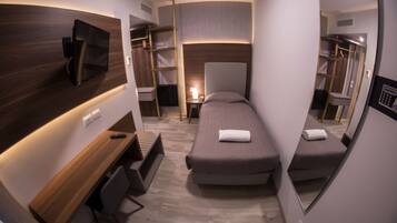 Single Room, 1 single bed, private bath | Vue de la chambre