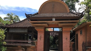 Un bâtiment traditionnel avec un toit en tuiles et une arche centrale.