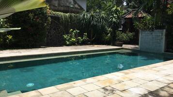 Kolam renang terbuka, kerusi lepak pantai