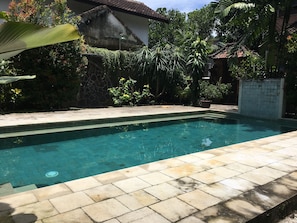 Kolam renang terbuka, kerusi lepak pantai