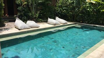 Piscina all'aperto, lettini