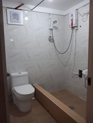 Estudio Deluxe, 1 habitación, baño privado | Baño | Ducha, secador de pelo y toallas