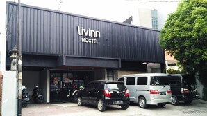 Un edificio con un letrero que dice 'Livinn HOSTEL'.