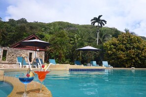 Piscine extérieure, chaises longues