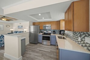 Fridge, microwave, coffee/tea maker, toaster - Island House Beach Resort V25 (Siesta Key)