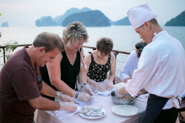 供应早餐、午餐和晚餐