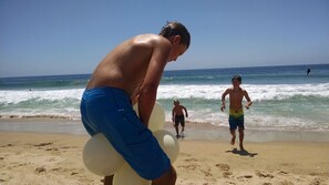 Playa en los alrededores, camastros y toallas de playa