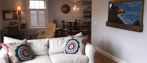 Flat-screen TV, fireplace, DVD player