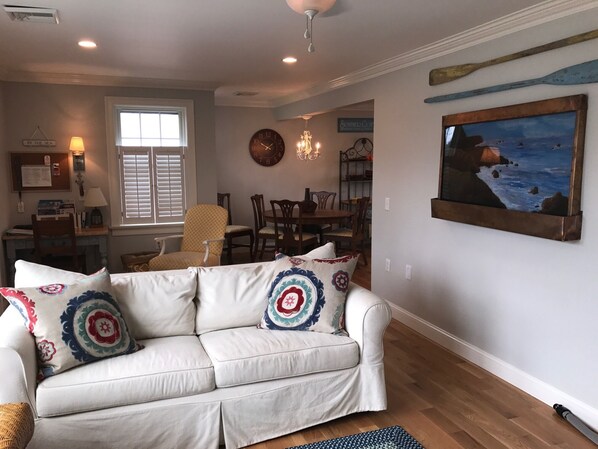 Flat-screen TV, fireplace, DVD player