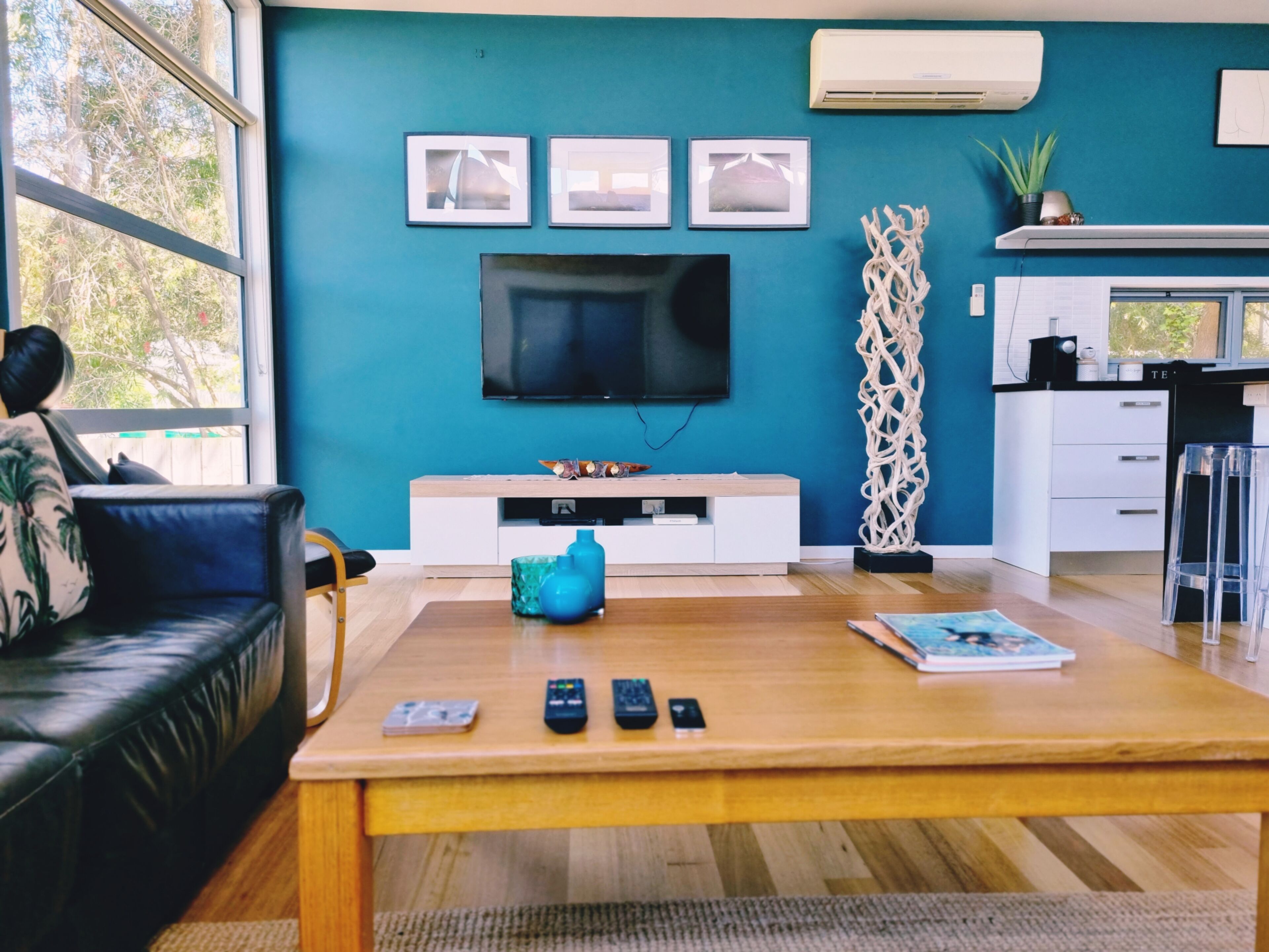 TV connectée, jeux vidéo, lecteur de DVD, livres