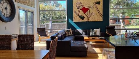 Smart-TV, Videospiele, DVD-Player, Bücher