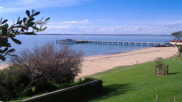 Nær stranden og solsenger