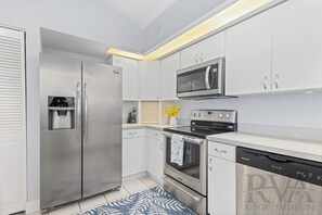 Fridge, microwave, oven, stovetop - Island Escape with Private Dock & Jacuzzi–Welcome to Casa del Mar Home by RVA (Longboat Key)