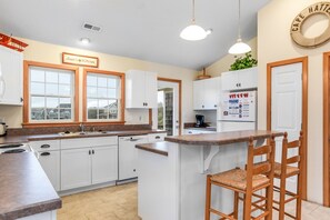 Fridge, microwave, oven, stovetop - Curlew's Call: Private Pool, Dog friendly, Spa (Nags Head)