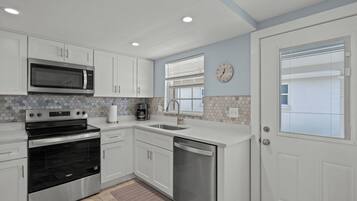 Geladeira, micro-ondas, cafeteira/chaleira, torradeira