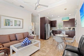 Een flatscreentelevisie, een dvd-speler en een stereo