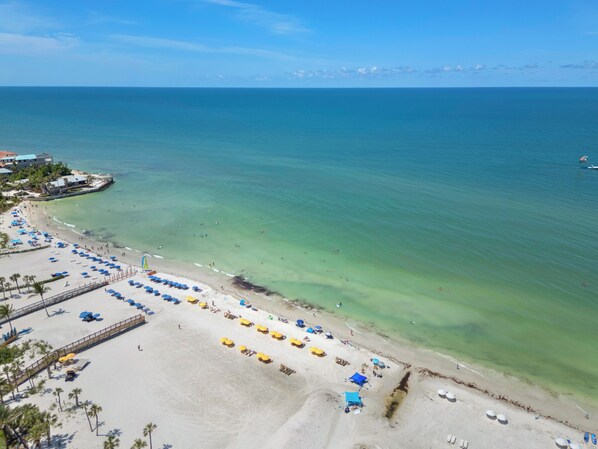 Perto da praia, guarda-sóis