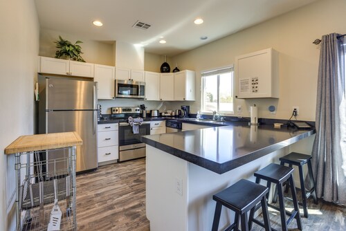 Päivitetty Las Vegas-talo w / patio, lämmitetty uima-allas