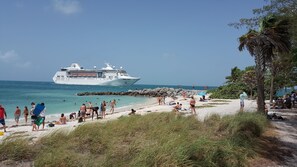 Beach nearby, sun-loungers, beach towels - CONCH RETREAT Truman Annex Condo - 2 decks, pool, 2 Bikes, Free parking and WIFI (Key West)