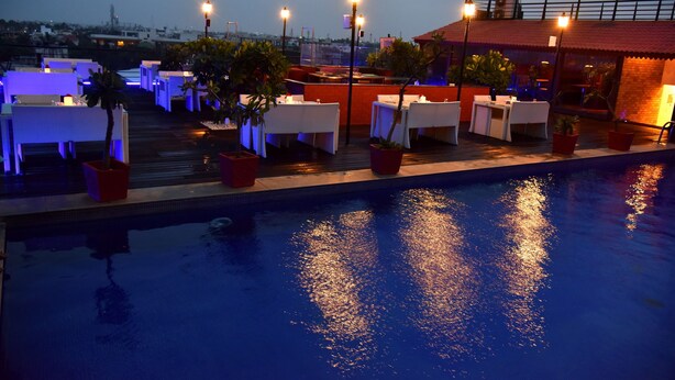 Outdoor pool - Eldoris Hotel (Chennai)