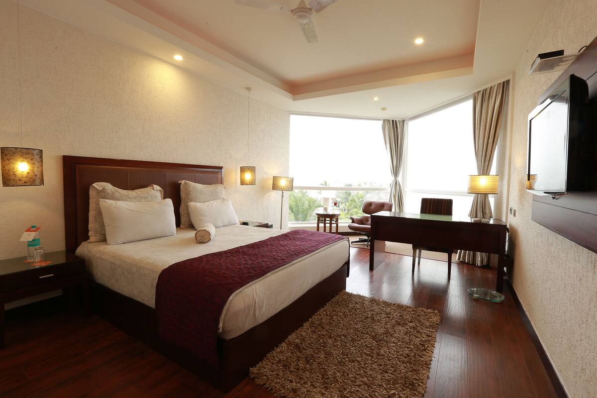 Deluxe Room | Premium bedding, minibar, in-room safe, desk