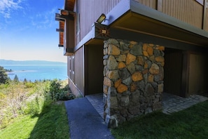 Un bâtiment moderne avec une façade en pierre et une vue sur un lac.