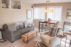 TV, fireplace, DVD player - Cottonwood Condo 1473 - Great Views and Sun Valley Resort Pool Access (Sun Valley)