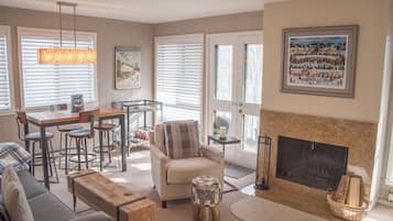 Televisor, llar de foc i reproductor de DVD