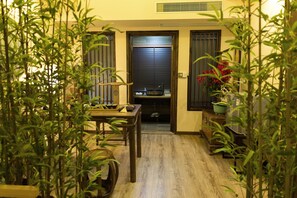 A traditional Japanese-style room with tatami flooring, a low wooden table, and a sliding door. - FTYS Hostel (Hangzhou)