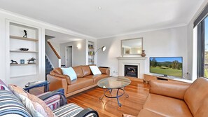 TV, fireplace, DVD player - Villa 3br Tranquility Villa located within Cypress Lakes Resort (Pokolbin)