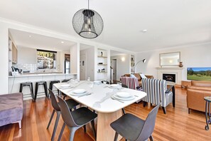 Un espacio habitable moderno y abierto con comedor, cocina y zona de estar.