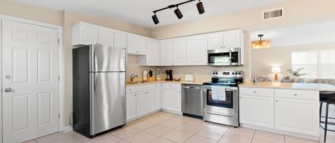 冷蔵庫、電子レンジ、オーブン、コンロ